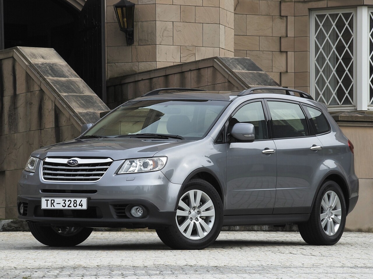 Subaru Tribeca (II поколение, 2008 - 2014 г.в.): Три четверти спереди на брусчатке