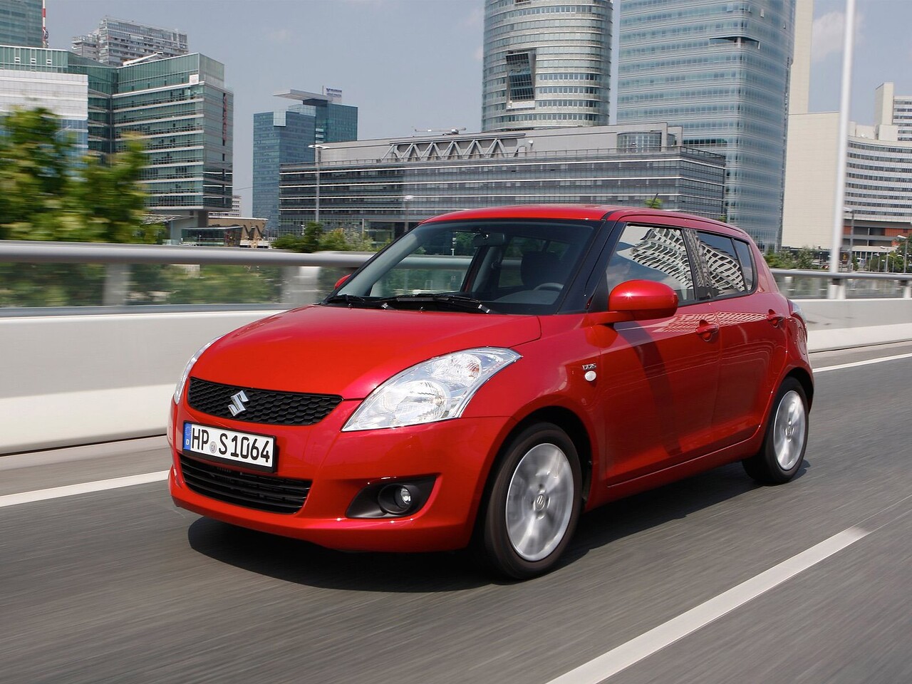 Suzuki Swift хэтчбек 5-дв. (IV поколение, 2004 - 2013 г.в.): Три четверти спереди в движении