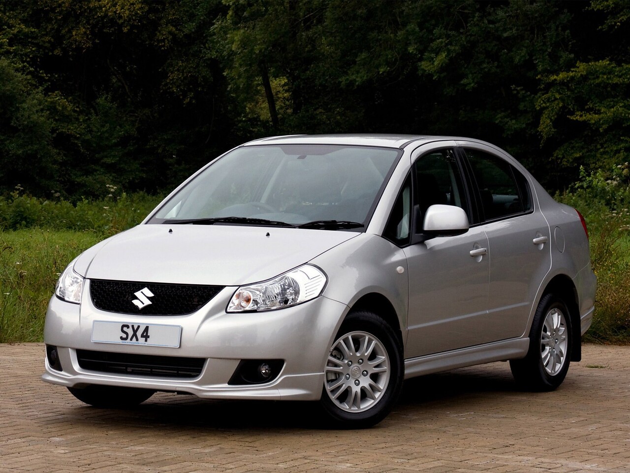 Suzuki SX4 седан (I поколение, 2006 - 2011 г.в.): Три четверти спереди на грунтовой дороге