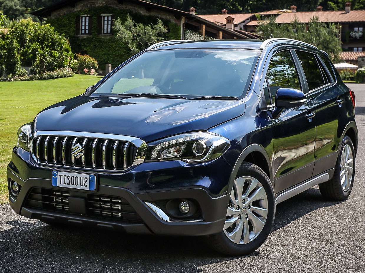 Suzuki SX4 хэтчбек 5-дв. 1.6 4wd AT GL: Три четверти спереди у каменного здания