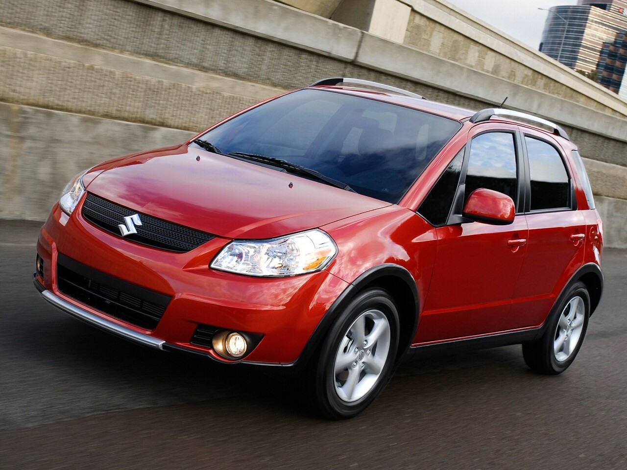 Suzuki SX4 хэтчбек 5-дв. 1.6 2x4 AT GLX: Три четверти спереди под мостом