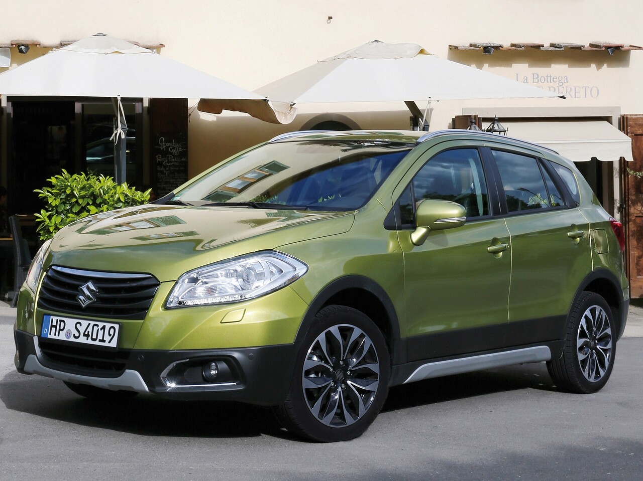Suzuki SX4 1.6 MT GL: Три четверти спереди на площадке