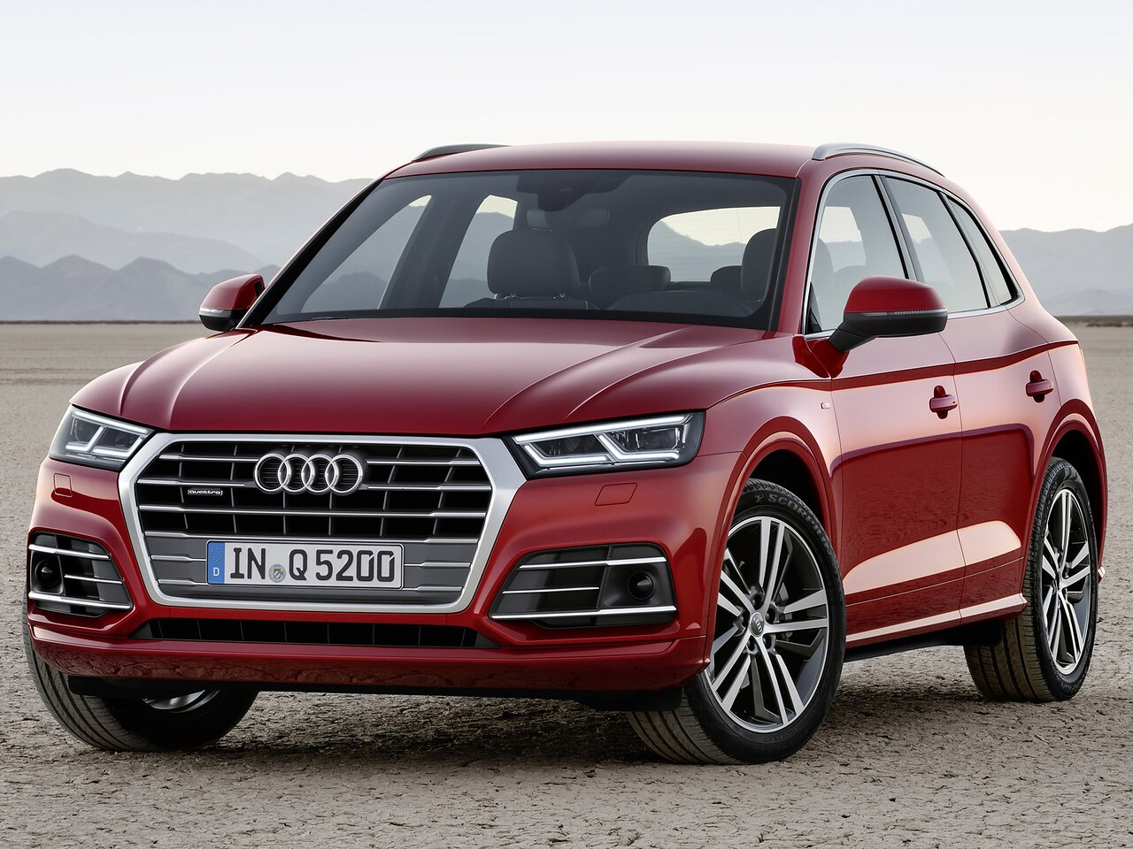 Audi Q5 3.0 TDI quattro AT Base: вид спереди сбоку в пустыне