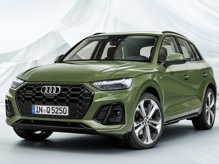 Audi Q5 (II поколение рестайлинг, 2020 - 2022 г.в.): вид спереди сбоку в студии
