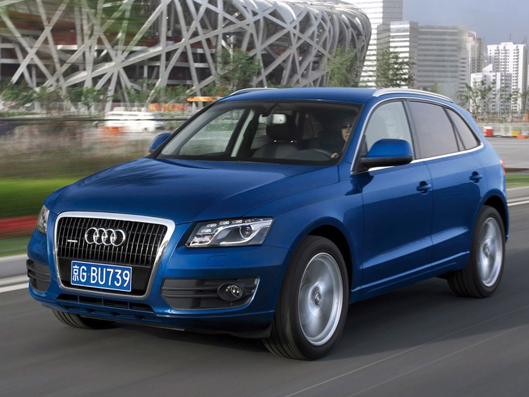 Audi Q5 (I поколение, 2008 - 2012 г.в.): вид спереди сбоку на городской площади
