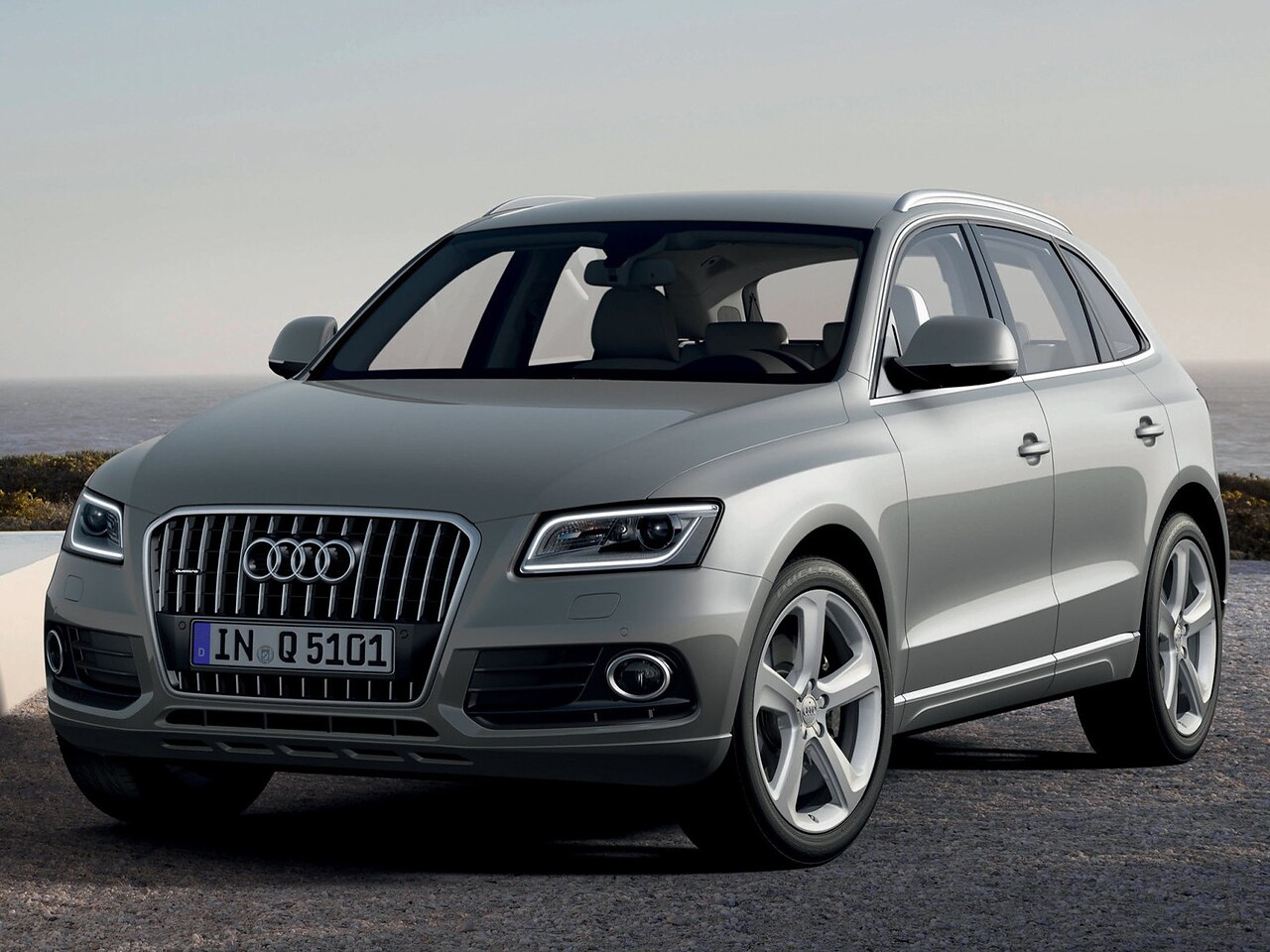 Audi Q5 3.0 TFSI quattro AT: вид спереди сбоку на дороге
