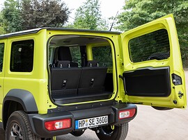 Suzuki Jimny 1.5 AT GLX (CD): Сзади с открытой дверью
