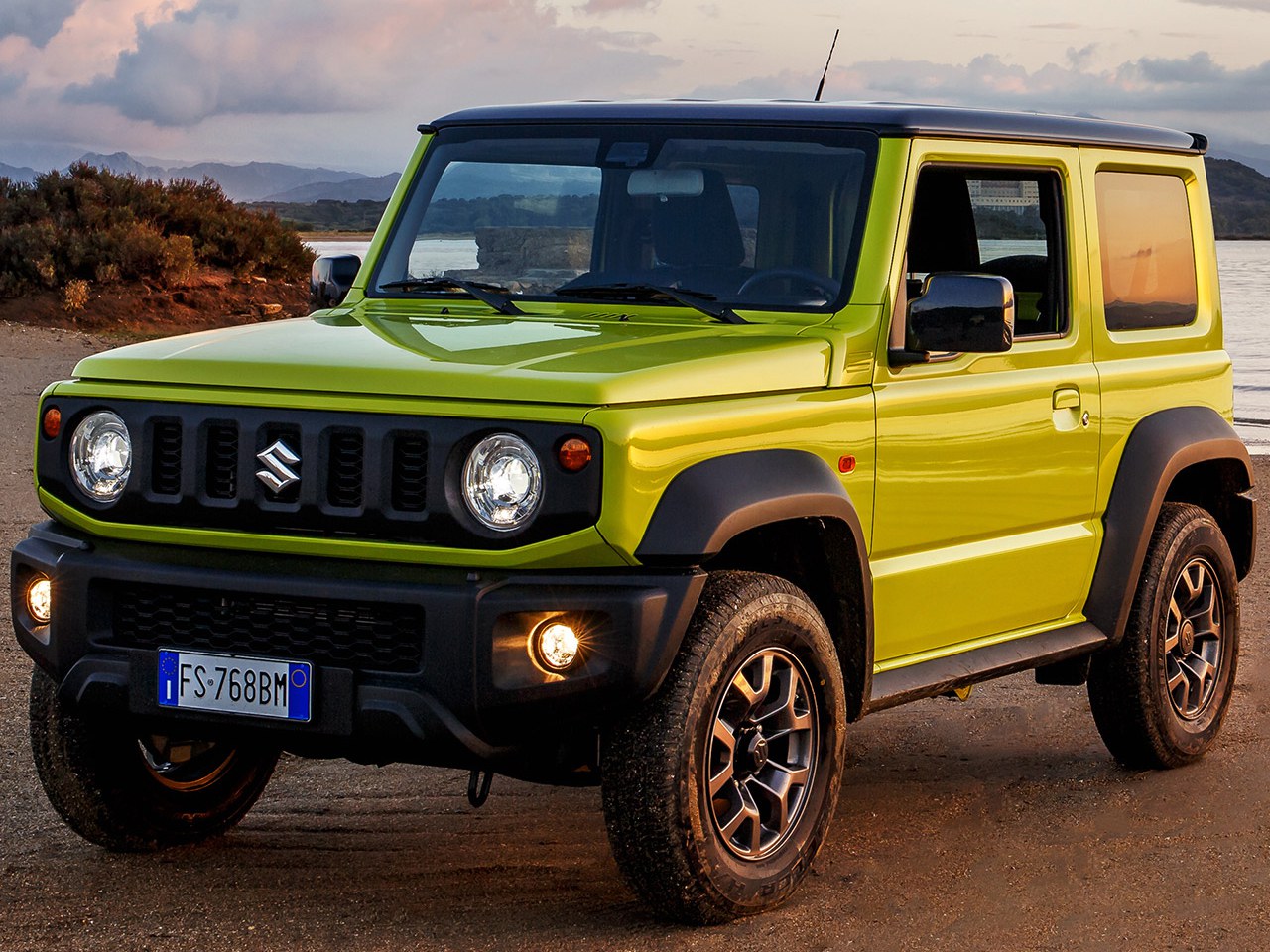 Suzuki Jimny 1.5 AT GLX (CD): Три четверти спереди на грунте