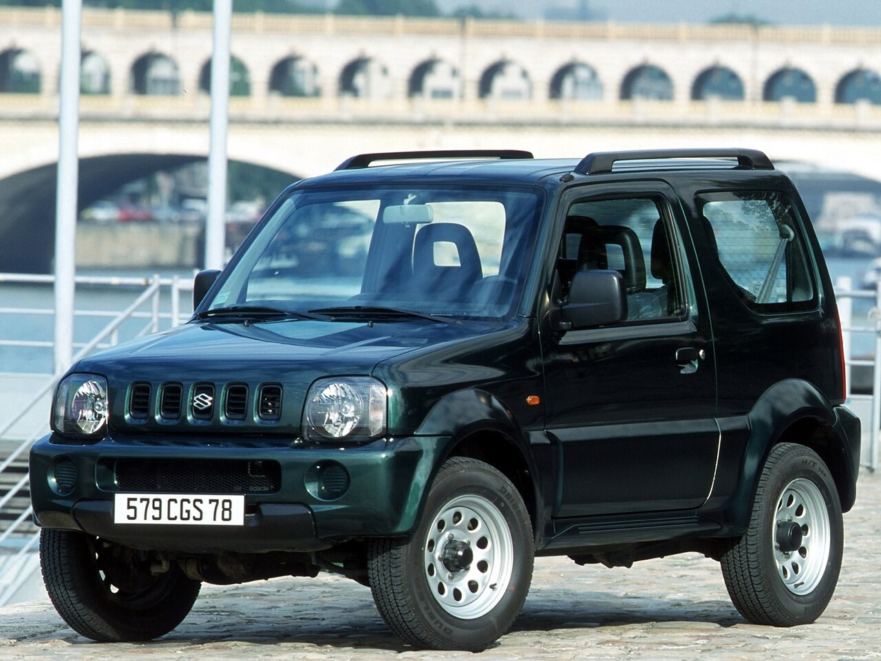 Suzuki Jimny 1.3 AT JLX SE: Три четверти спереди на гравии