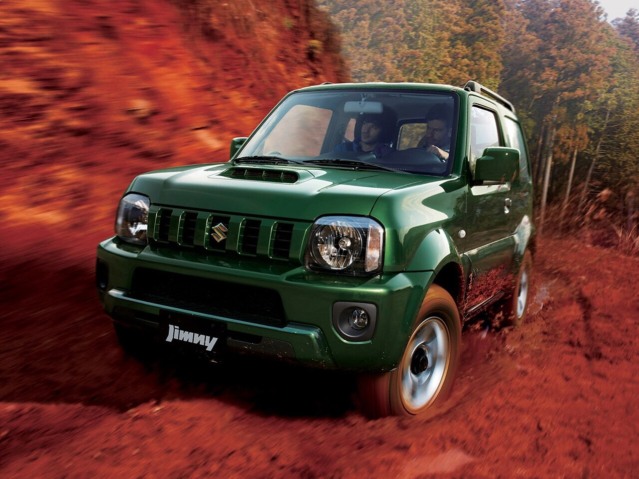 Suzuki Jimny (FJ рестайлинг, 2012 - 2015 г.в.): Три четверти спереди на грунтовой дороге