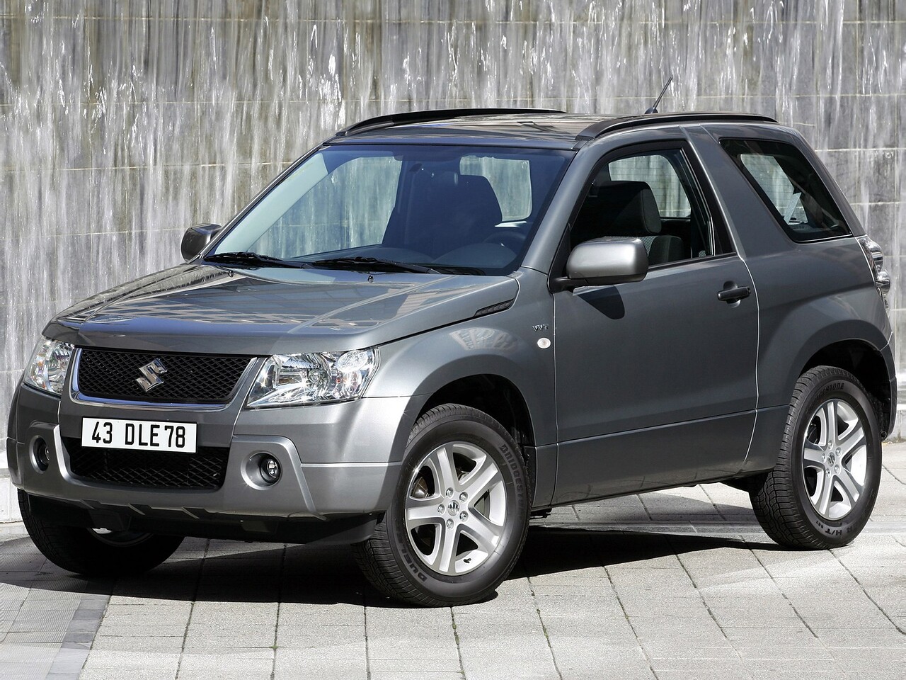 Suzuki Grand Vitara 3-дв. (II поколение, 2005 - 2012 г.в.): Три четверти спереди