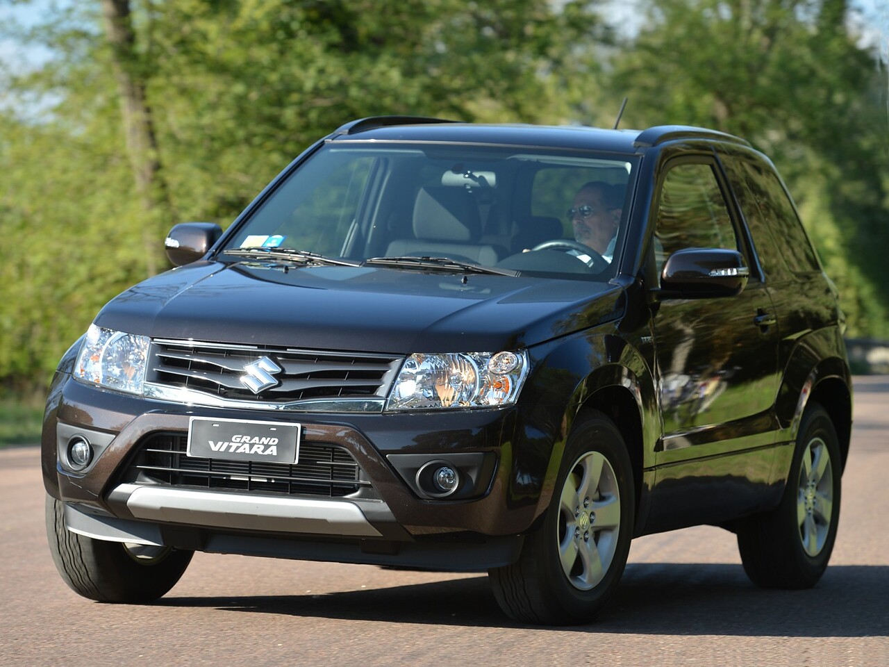 Suzuki Grand Vitara 3-дв. 1.6 MT JX-A: Три четверти спереди на улице