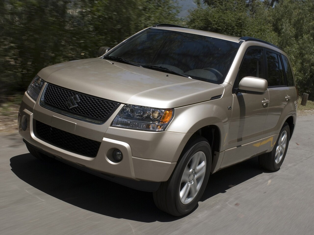 Suzuki Grand Vitara 5-дв. 2.0 MT JLX-A: Три четверти спереди на дороге