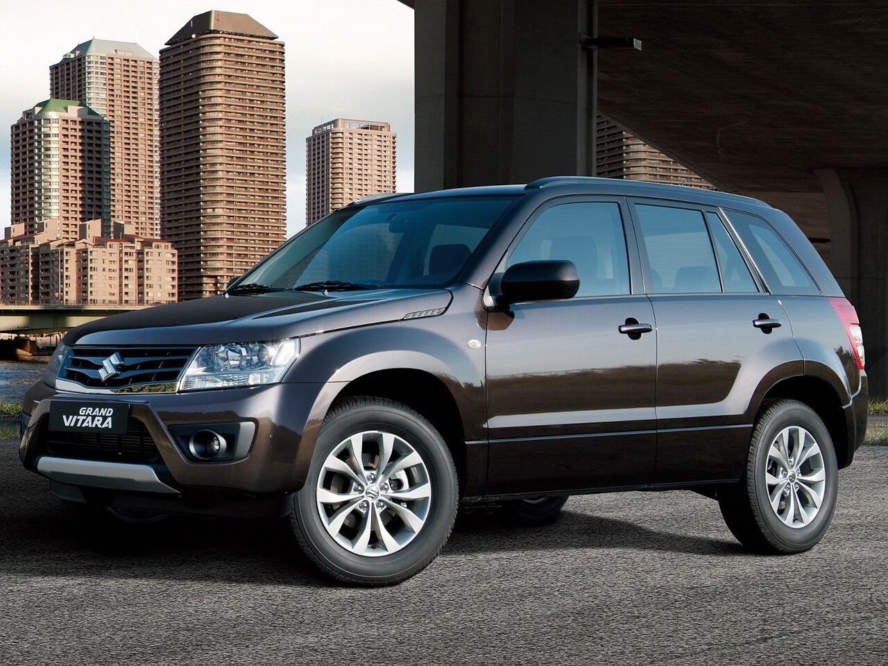 Suzuki Grand Vitara 5-дв. 2.0 AT JLX-E: Три четверти спереди в городе
