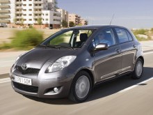 Toyota Yaris хэтчбек 5-дв.: Три четверти спереди в движении