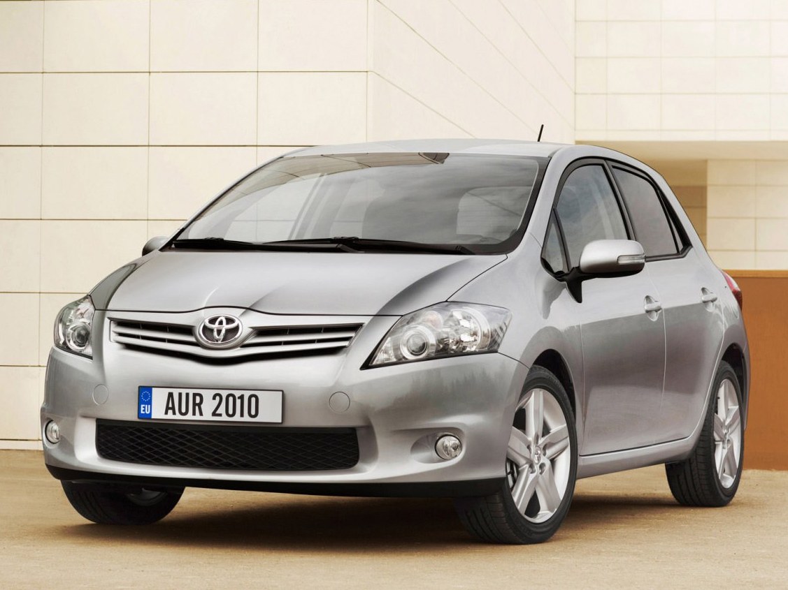 Toyota Auris (I поколение, рестайлинг, 2010 - 2012 г.в.): Три четверти спереди у здания