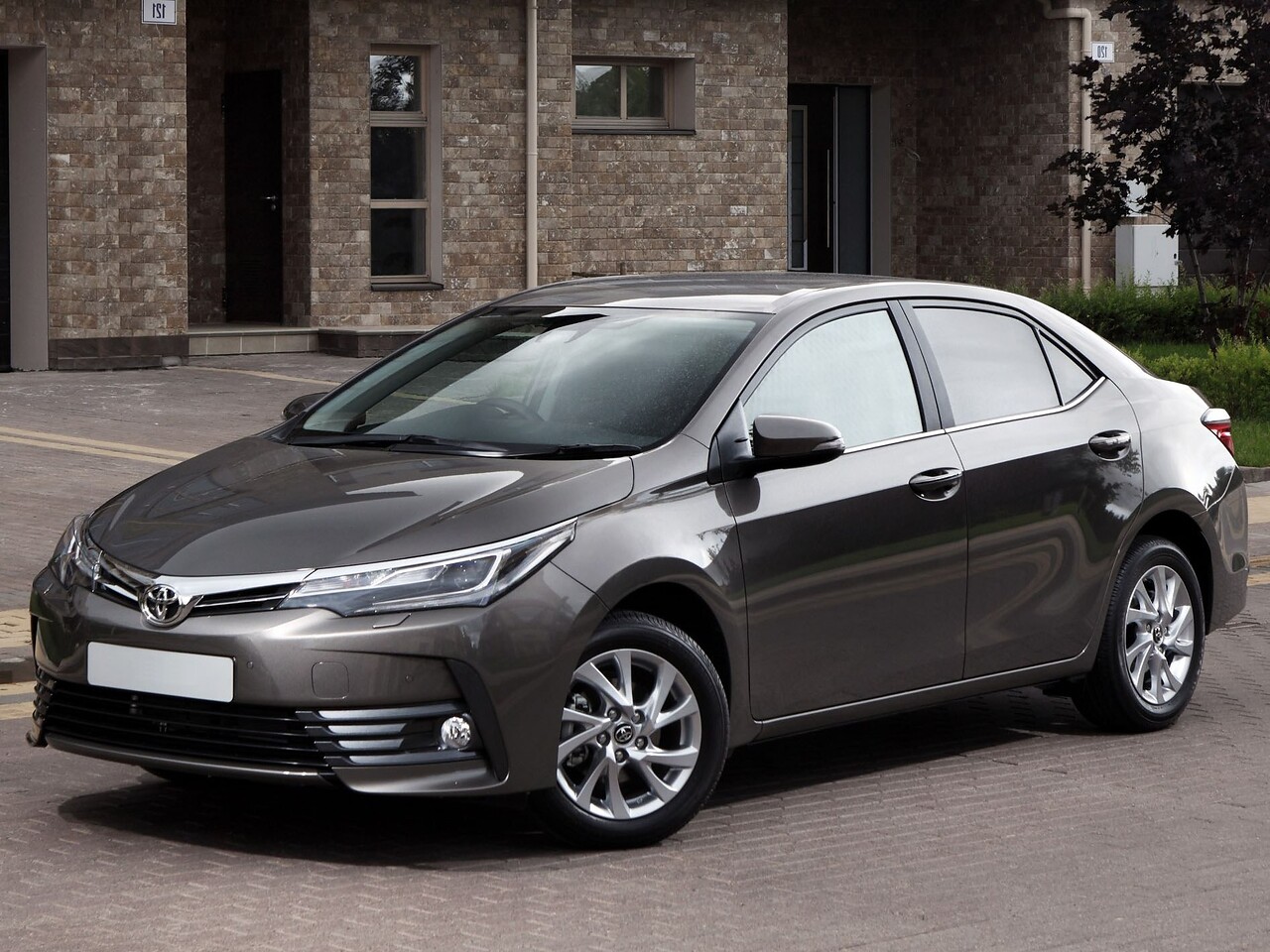Toyota Corolla седан 1.6 MT Стиль Плюс: Три четверти спереди на городской улице