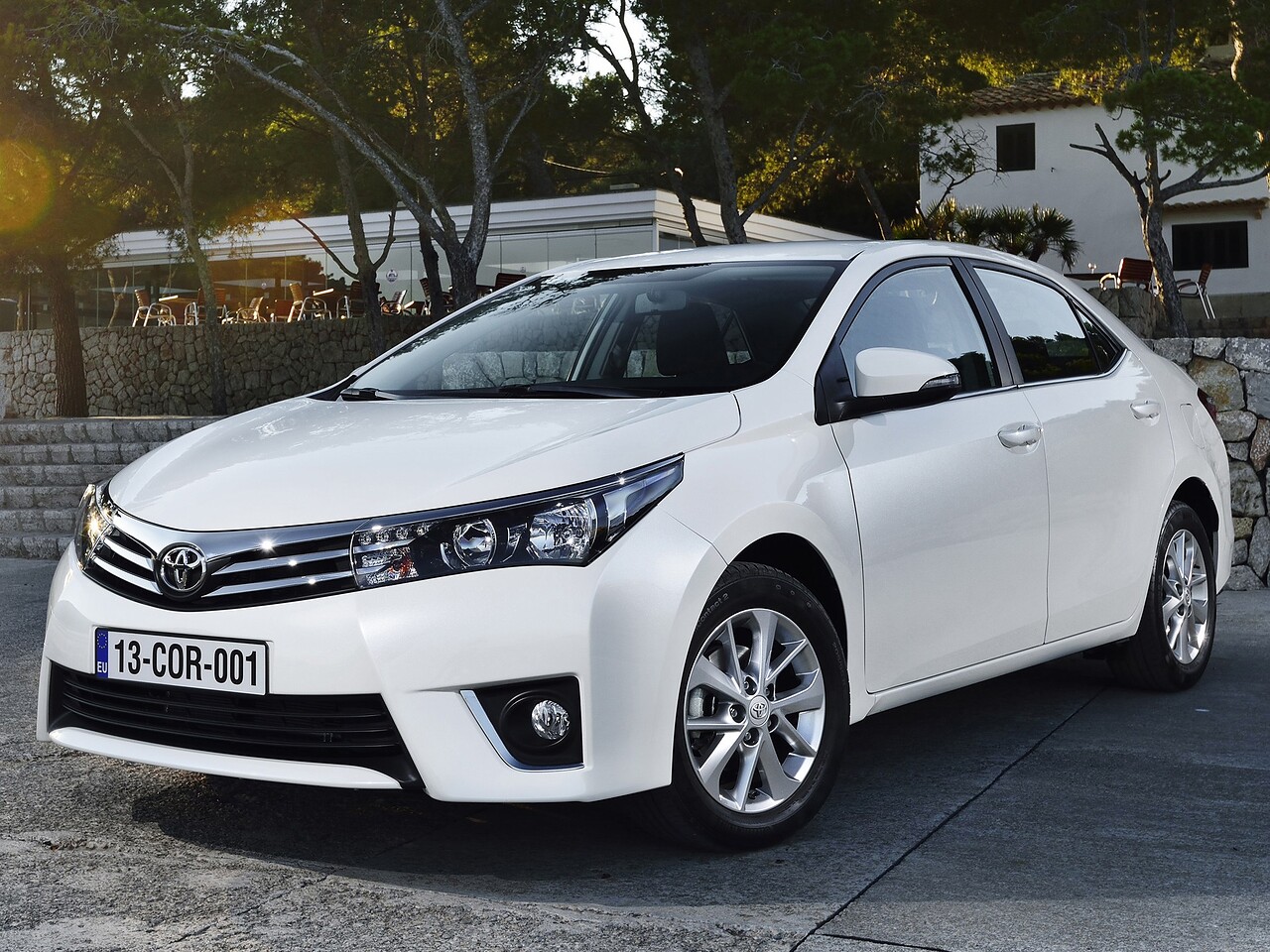 Toyota Corolla 1.6 MT Классик: Три четверти спереди на парковке