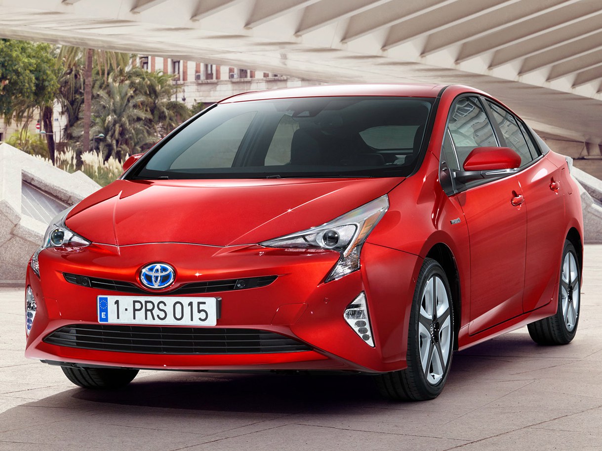 Toyota Prius лифтбек 1.8 AT Люкс: Три четверти спереди на светлом фоне