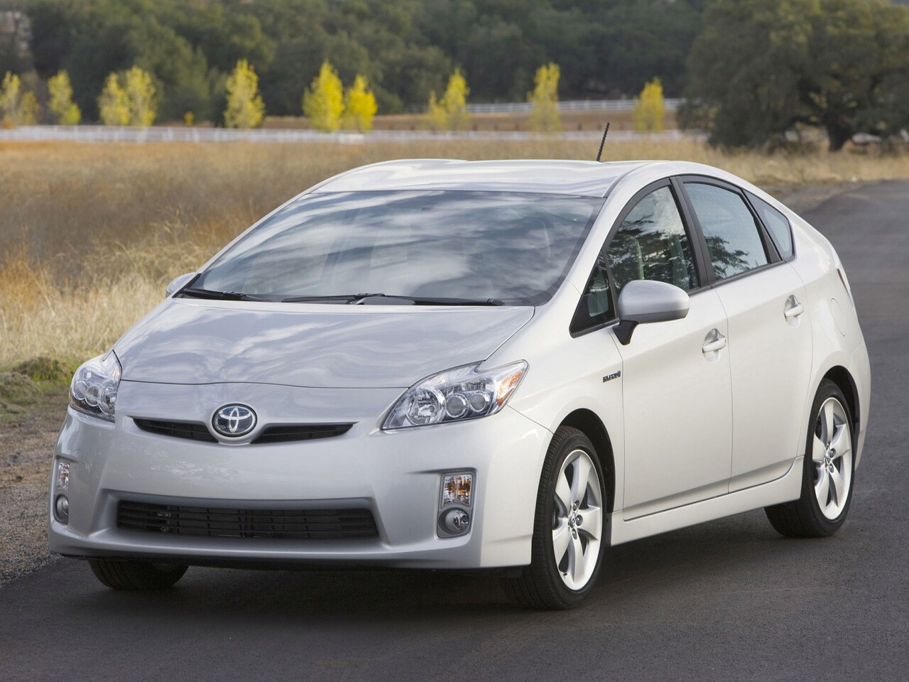 Toyota Prius 1.8 AT Престиж: Три четверти спереди на осенней дороге
