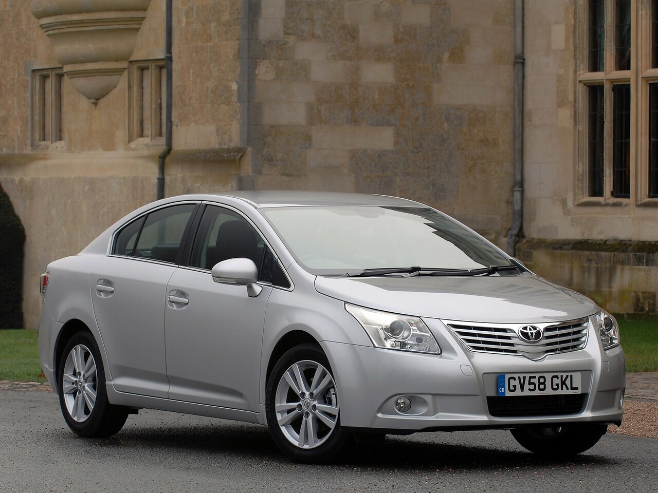 Toyota Avensis седан 2.0 AT Люкс: Три четверти спереди у старинного здания