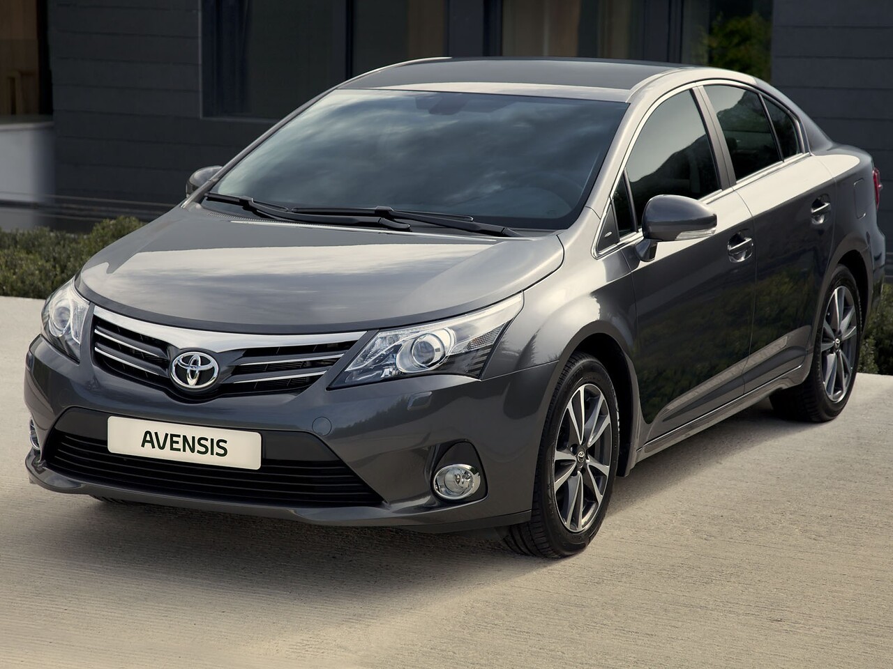 Toyota Avensis седан 1.8 MT Престиж: Три четверти спереди на сером фоне
