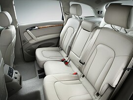 Audi Q7 6.0 V12 TDI quattro AT: Задние ряды через открытую дверь