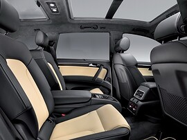 Audi Q7 6.0 V12 TDI quattro AT: Переднее сиденье и панорамная крыша