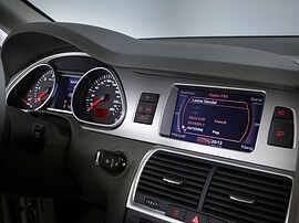 Audi Q7 6.0 V12 TDI quattro AT: Центральная часть приборной панели с экраном