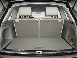Audi Q7 6.0 V12 TDI quattro AT: Пустой багажник с третьим рядом сидений