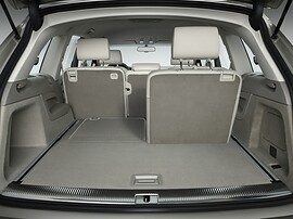 Audi Q7 6.0 V12 TDI quattro AT: Багажник с частично сложенным третьим рядом