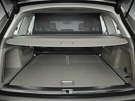 Audi Q7 6.0 V12 TDI quattro AT: Багажник с защитной шторкой