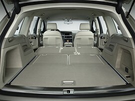 Audi Q7 6.0 V12 TDI quattro AT: Грузовой отсек со сложенными задними сиденьями