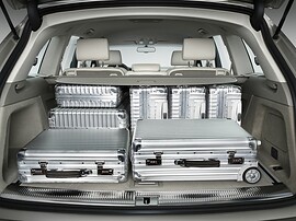 Audi Q7 6.0 V12 TDI quattro AT: Багажник с чемоданами