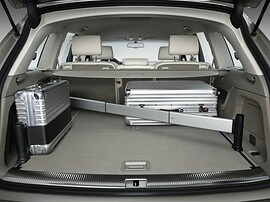 Audi Q7 6.0 V12 TDI quattro AT: Органайзер в багажнике с телескопической штангой