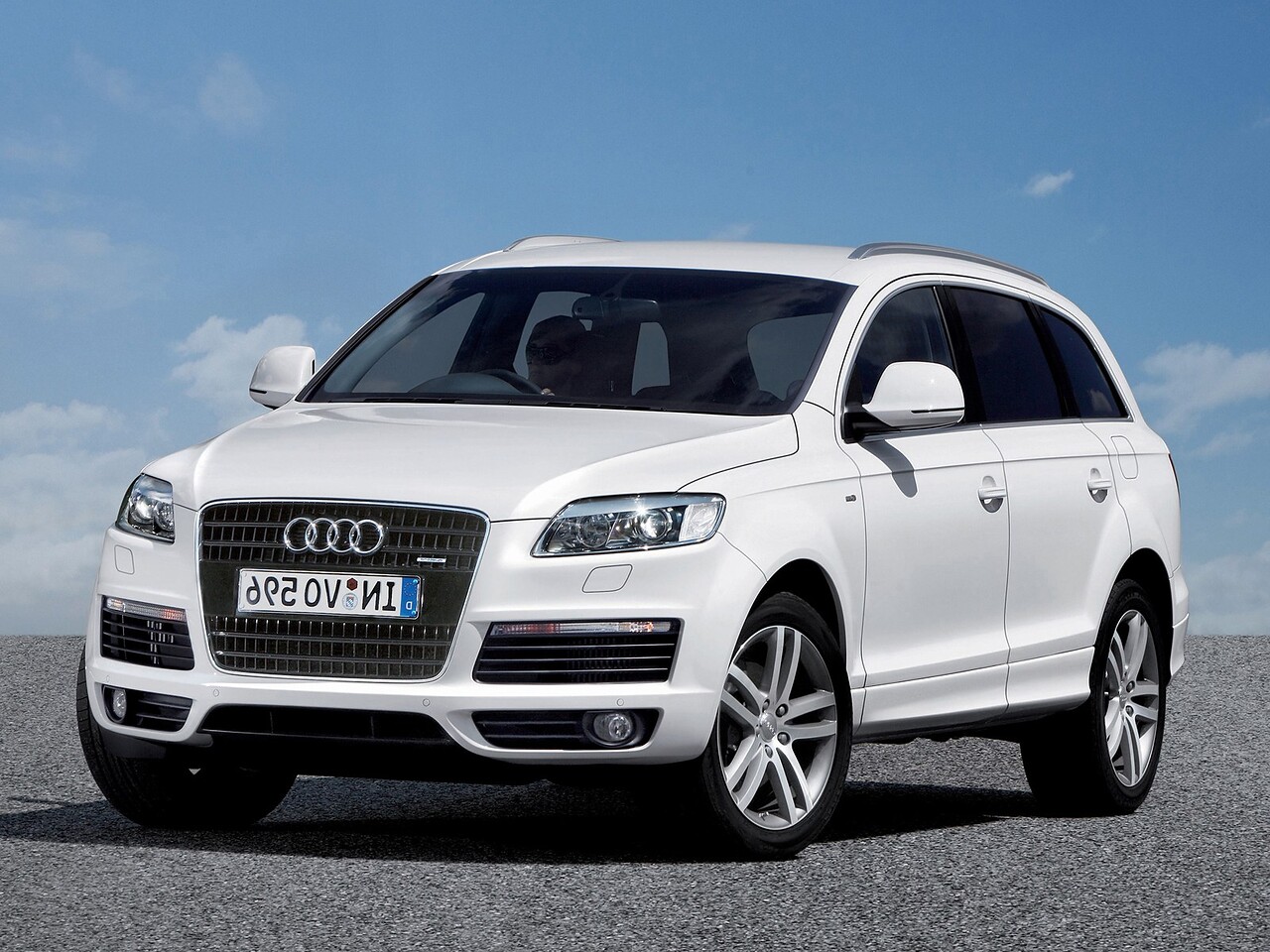 Audi Q7 6.0 V12 TDI quattro AT: вид спереди сбоку на дороге