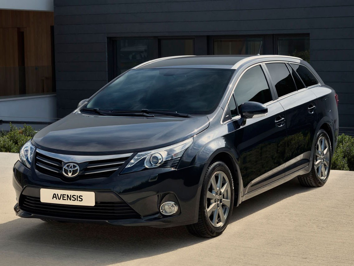 Toyota Avensis универсал (III поколение рестайлинг, 2011 - 2013 г.в.): Три четверти спереди у современного дома