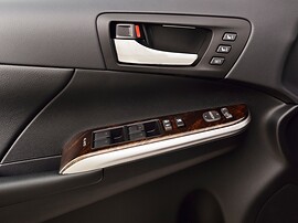 Toyota Camry 2.5 AT Элеганс: Крупный план кнопок на двери