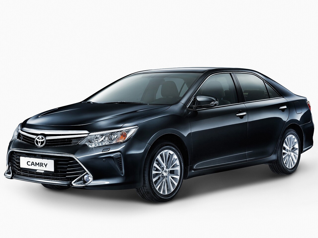 Toyota Camry 2.5 AT Элеганс: Три четверти спереди на сером фоне