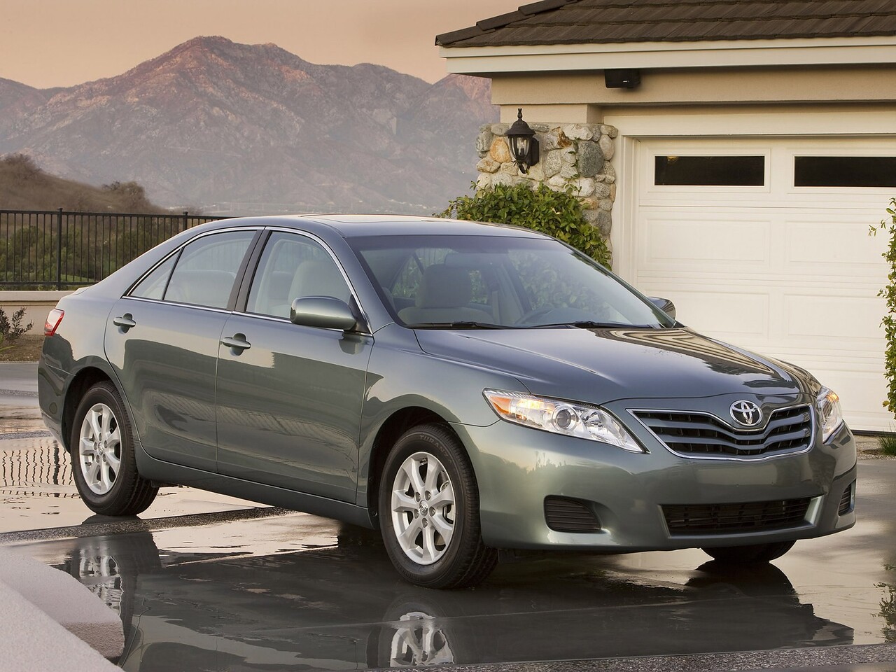 Toyota Camry (VI поколение, рестайлинг, 2009 - 2011 г.в.): Три четверти спереди на мокрой подъездной дорожке