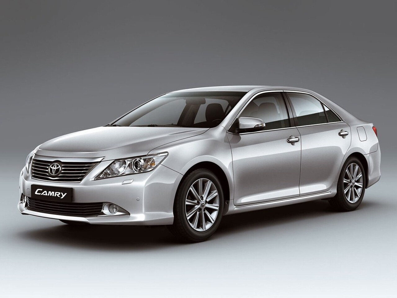 Toyota Camry 2.5 AT Комфорт: Три четверти спереди на белом фоне