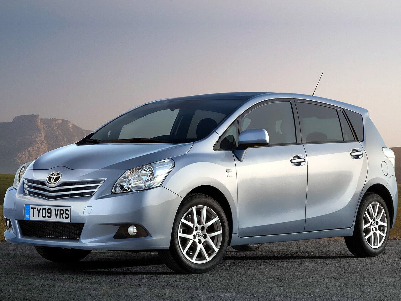 Toyota Verso (I поколение, 2009 - 2013 г.в.): Три четверти спереди в студии