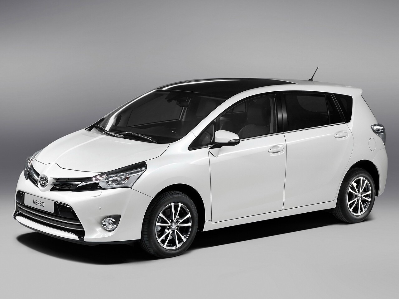 Toyota Verso 1.6 MT Комфорт: Три четверти спереди на сером фоне