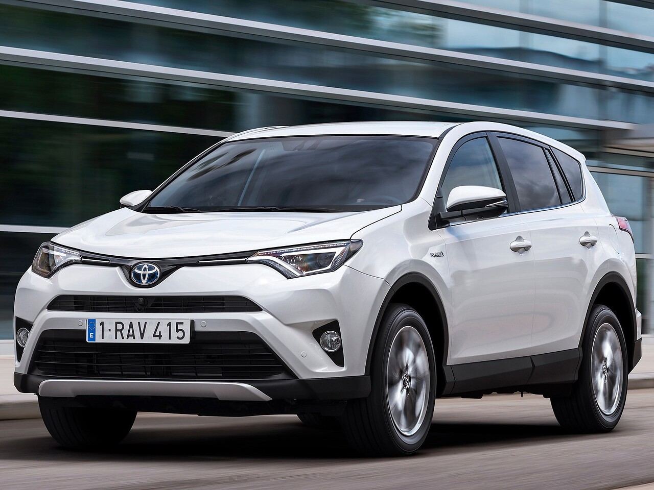 Toyota RAV4 (IV поколение рестайлинг, 2015 - 2019 г.в.): Три четверти спереди в движении в городе