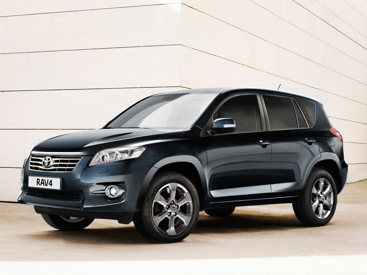 Toyota RAV4 (III поколение, рестайлинг, 2010 - 2013 г.в.): Три четверти спереди у белого здания