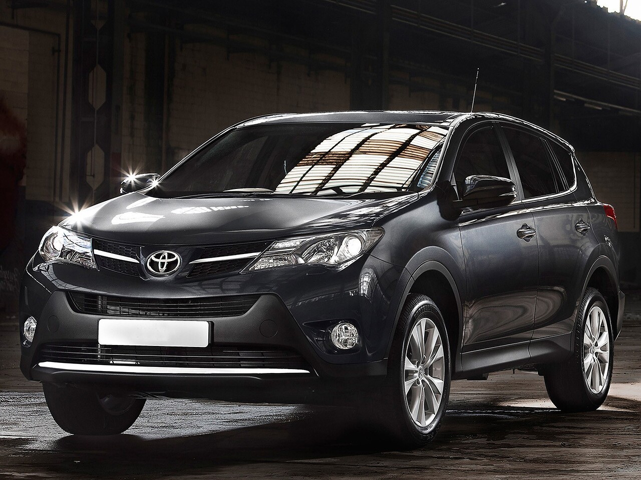 Toyota RAV4 (IV поколение, 2013 - 2015 г.в.): Три четверти спереди в промышленном помещении