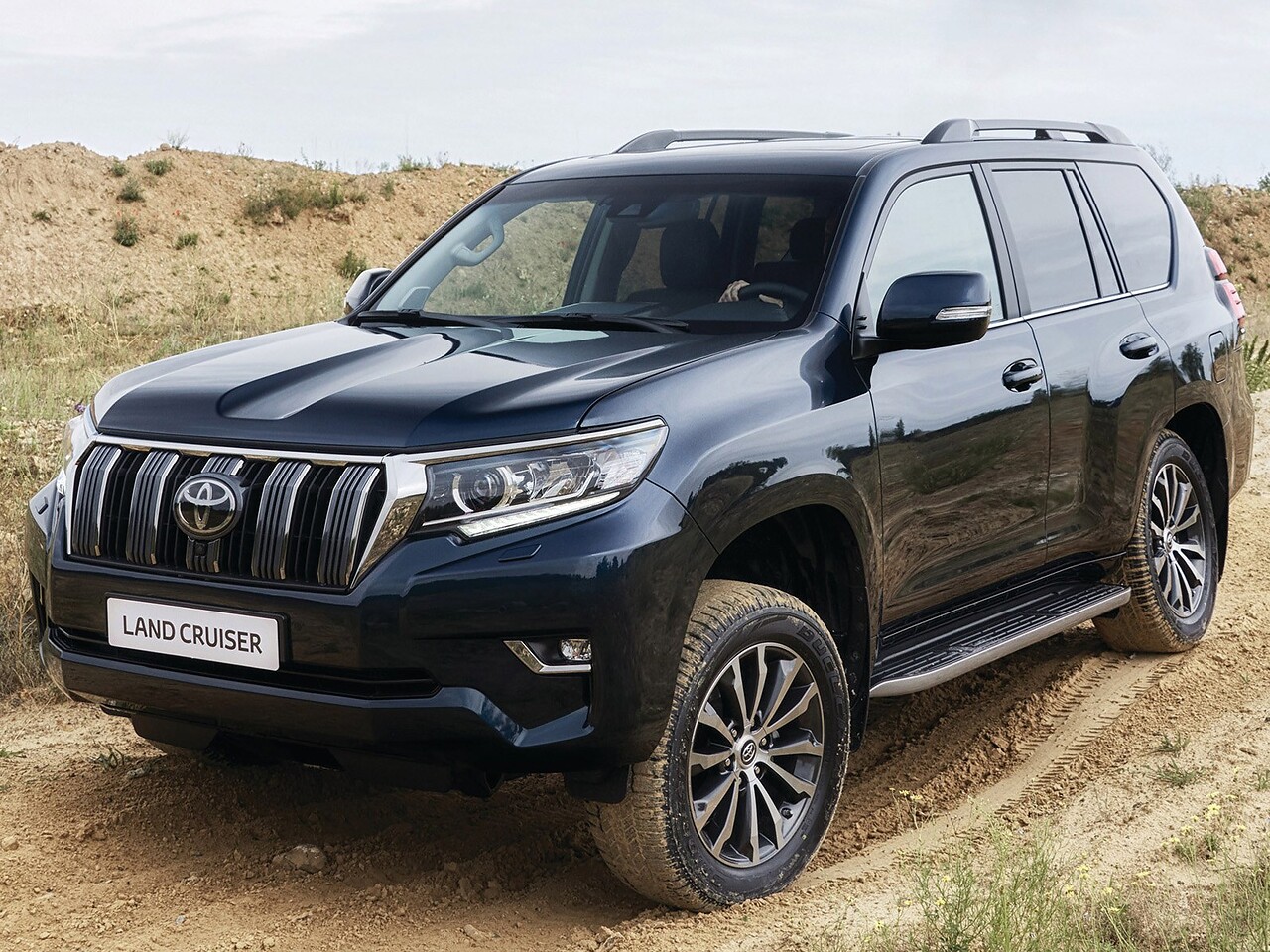 Toyota Land Cruiser Prado 4.0 AT Люкс Safety (5 мест): Три четверти спереди на песчаной насыпи