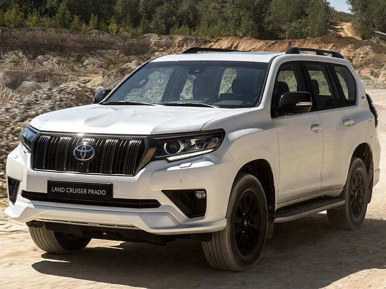 Toyota Land Cruiser Prado 2.7 MT Классик: Три четверти спереди на песке