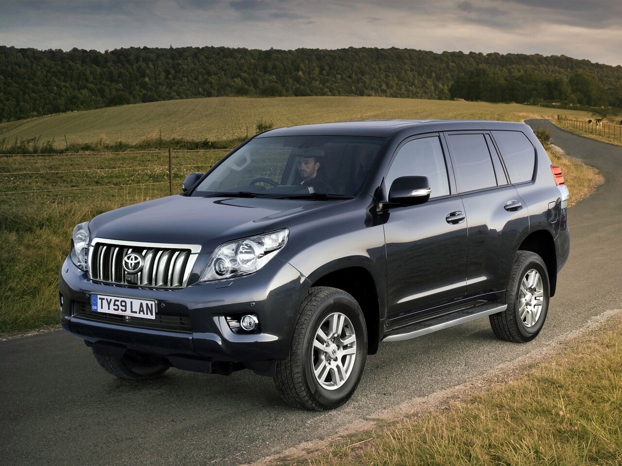 Toyota Land Cruiser Prado (J150, 2009 - 2013 г.в.): Три четверти спереди на грунтовой дороге