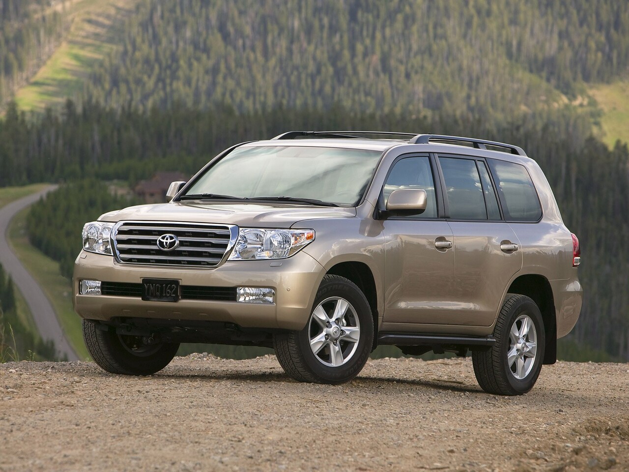 Toyota Land Cruiser 200 4.7 AT Люкс: Три четверти спереди в горах